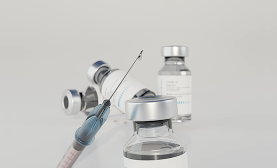 在使用中心静脉导管包过程中，若发生导管移位并发症，应如何紧急处理？