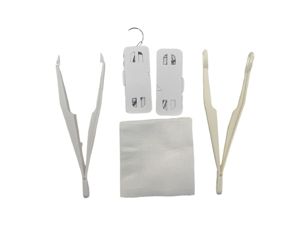 清创缝合换药包操作中，如何通过器械搭配降低二次损伤风险？