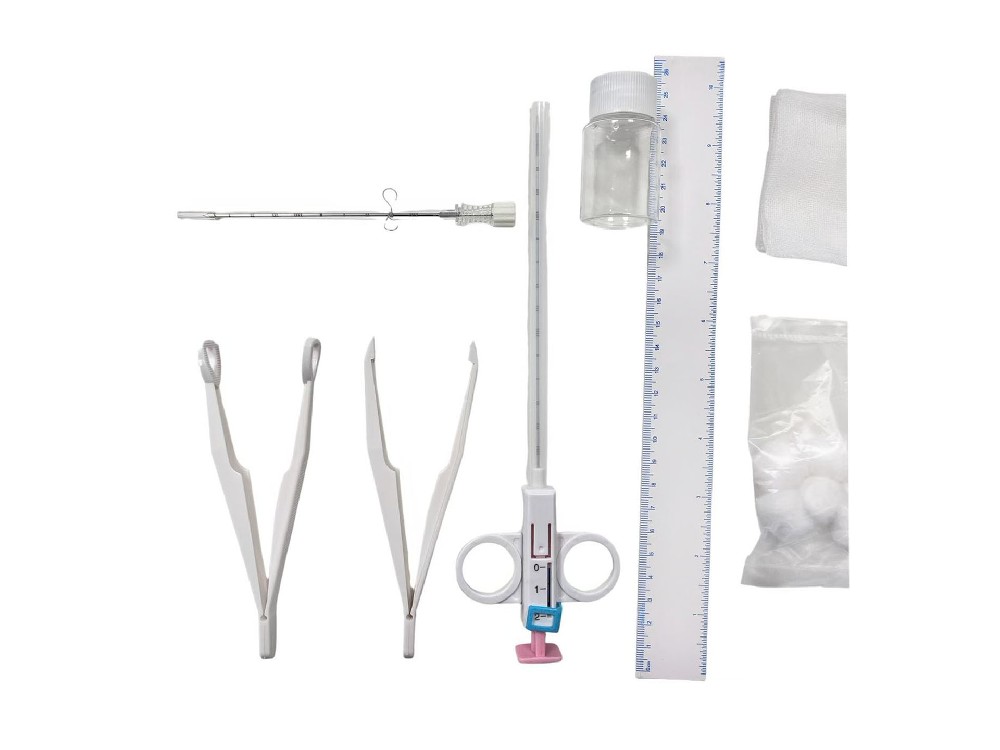 活检针导致的骨髓腔内出血：早期识别（穿刺点渗血 + 面色苍白）与压迫技巧