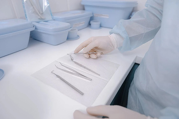 当出现穿刺后头痛等并发症时，是否与穿刺包的材质或组件有关？