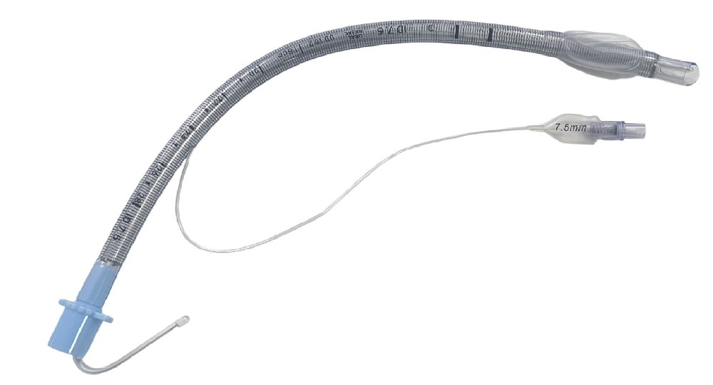 加强型气管插管在插入过程中，怎样的操作技巧能降低对患者气道黏膜的损伤风险？