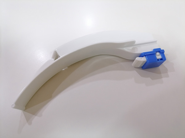 怕喉镜窥片边缘太硬，刺激患者咽喉？喉镜窥片边缘光滑吗？